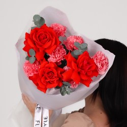 Красная французская роза и розовый диантус